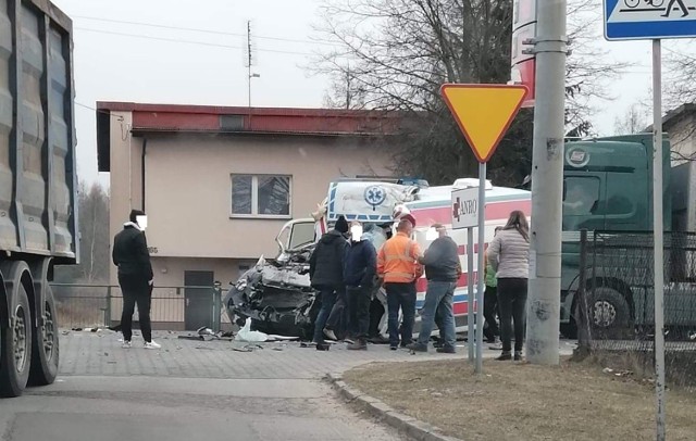 Wypadek karetki pogotowia w Zawierciu. Zderzyła się z ciężarówką