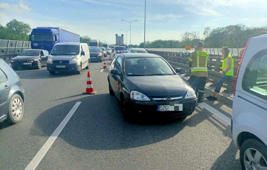 Karambol 8 samochodów na AOW przy moście Rędzińskim. Tworzą...