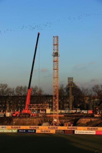 Na plac budowy nowego stadionu Górnika Zabrze wjechał dźwig gigant [ZDJĘCIA]