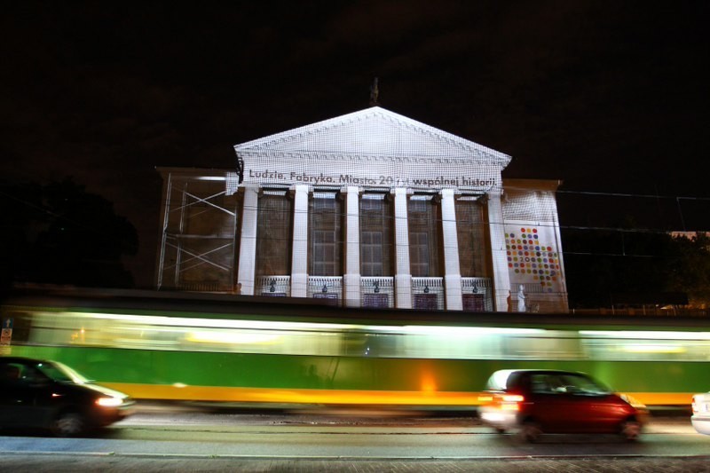 Volkswagen Poznań na elewacji Teatru Wielkiego