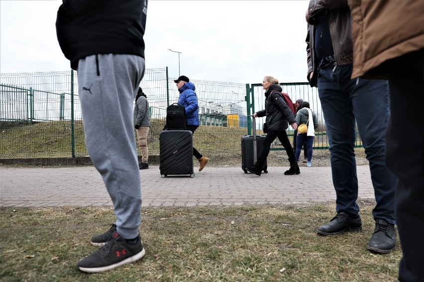 Mieszkańcy Oleśnicy i powiatu mobilizują się dla uchodźców z Ukrainy. Gdzie i jak można pomóc? (SZCZEGÓŁY)