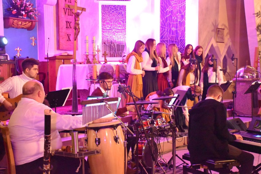 Schola Lenartowicka i zespół Sound of Heaven zaprezentowali najpiękniejsze kolędy w kościele MB Częstochowskiej