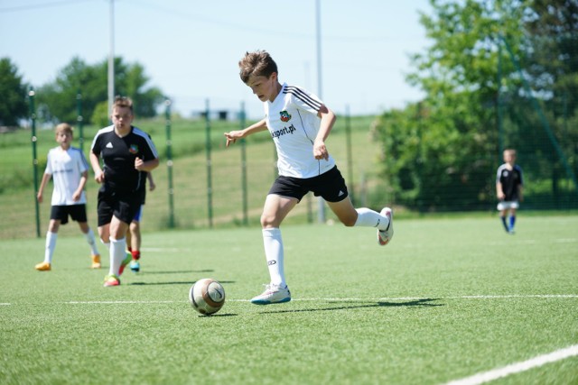 Jedno z boisk, które powstało w ramach programu "Moje Boisko - Orlik 2012" znajduje się przy Białołęckim Ośrodku Sportu przy ul. Kowalczyka/Krzyżówki. Boisko czynne jest od 8:00 do 22:00. 

Obiekt jest oświetlony i monitorowany. Do dyspozycji korzystających jest boisko piłkarskie o wymiarach 30x62m, które otoczone jest ogrodzeniem o wysokości 4 metrów z piłkochwytami za bramkami o wysokości 6 metrów. Można korzystać również z boisk do siatkówki i koszykówki o wymiarach 20x30m. Informacje o obiekcie i zasadach korzystania tel. 22 676 67 49 wew. 201, sekretariat@bos.waw.pl.

Czytaj też: Boiska do siatkówki plażowej powstały na Polu Mokotowskim