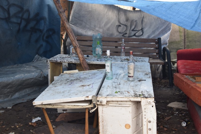Namiot bezdomnego w cieniu osiedla Widok. Tak chce przetrwać zimę [ZDJĘCIA]