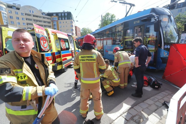 Wypadek motocyklisty i tramwaju we Wrocławiu w centrum miasta