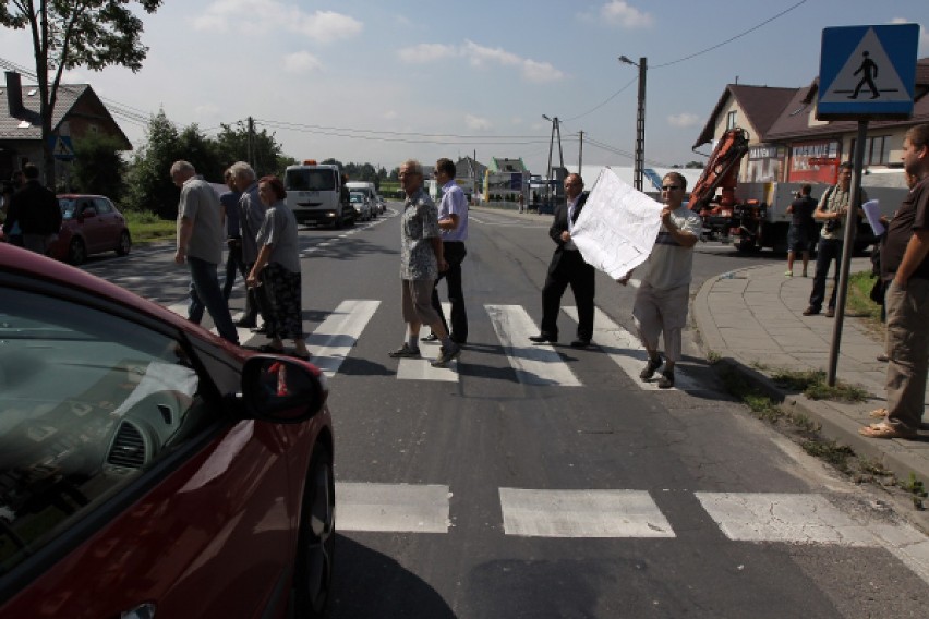 Godzinę trwał protest mieszkańców podkrakowskich Węgrzyc....