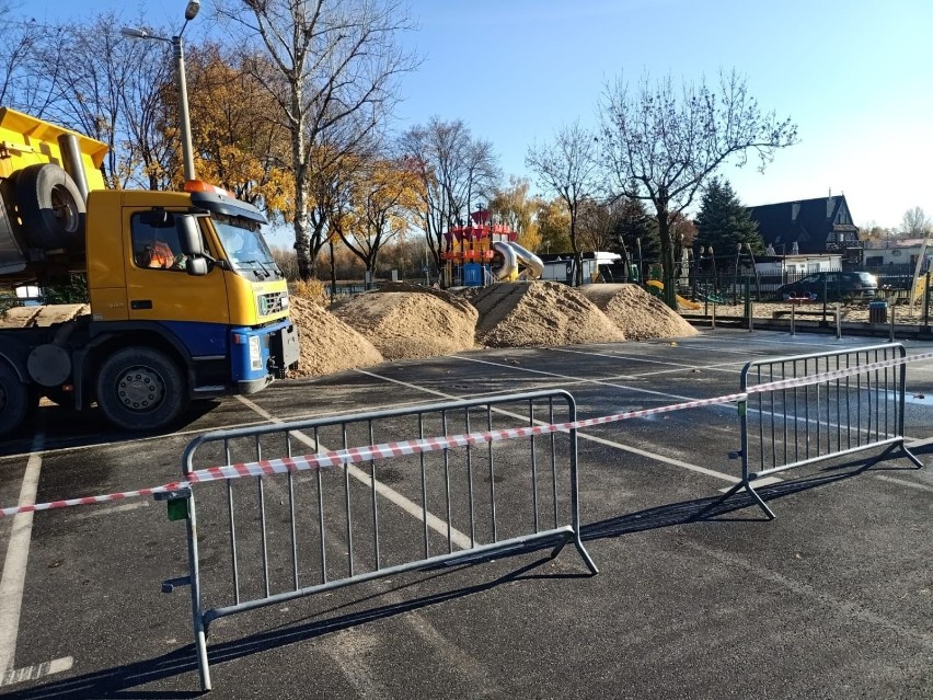 Na parkingu nad Pogorią III pojawiły się tony piasku, które...