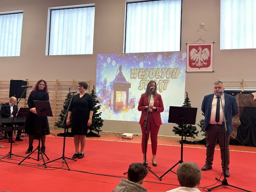 Koncert świąteczny Idą Święta odbył się w Szkole Podstawowej w Kaźmierzu. Wystąpili uczniowie, nauczyciele oraz chór