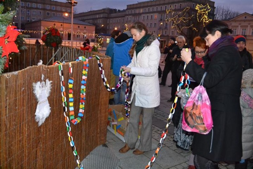 Częstochowa: ogromny łańcuch choinkowy trafi do dzieci ze szpitala na Parkitce [ZDJĘCIA]