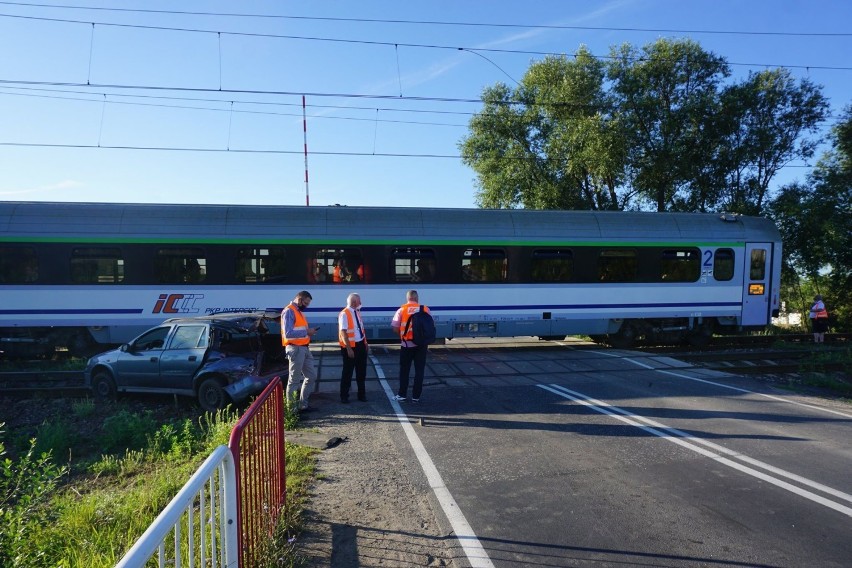 Września: Pociąg uderzył w osobówkę - rogatki nie były opuszczone [GALERIA]