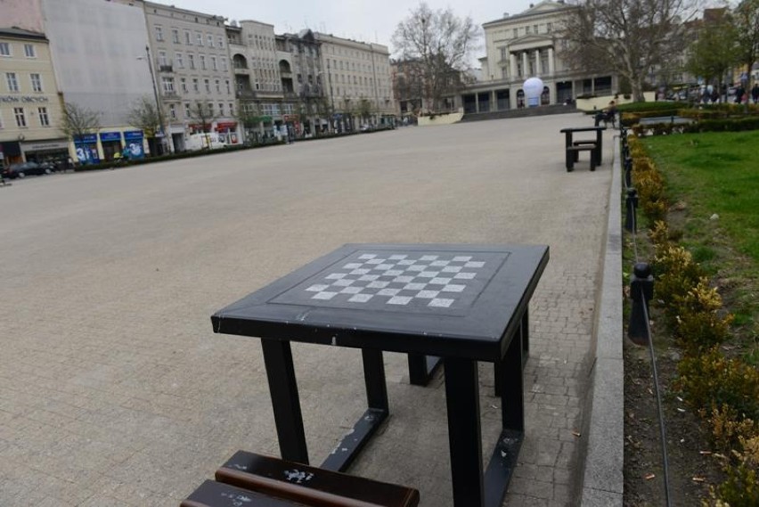Stolik szachowy na placu Wolności w Poznaniu