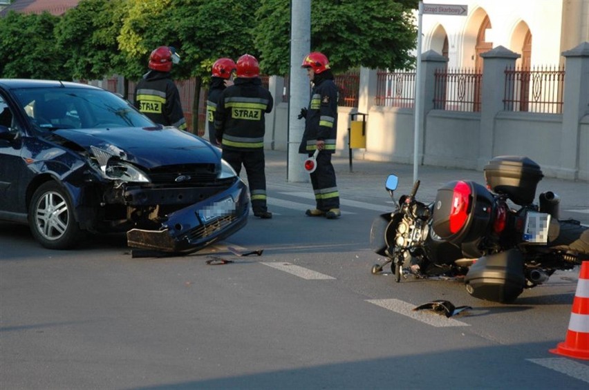 Wypadek na Dąbrowskiego. Zderzyły się motocykl i samochód