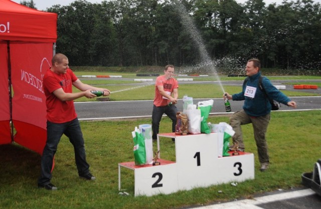 Najszybsi w turnieju gokartowym poczuli się na podium, jak kierowcy Formuły 1. Wygrał Andrzej Biranowski z Gocławia. Drugie miejsce zajął Paweł Kandybowicz ze Śródmieścia a trzecie Mariusz Sowiński reprezentujący Gumieńce