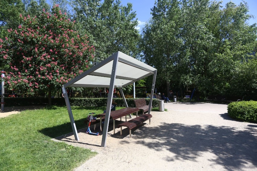 Zadaszona ławka stanęła w parku Przy Bażantarni. Mieszkańcy krytykują: ''Nie ochroni ani przed słońcem, ani przed deszczem!''