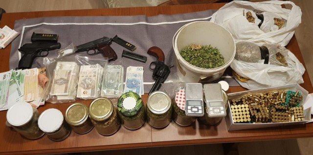 Nielegalny arsenał, narkotyki i pieniądze zabezpieczone w mieszkaniu 49-letniego mieszkańca Łobżenicy