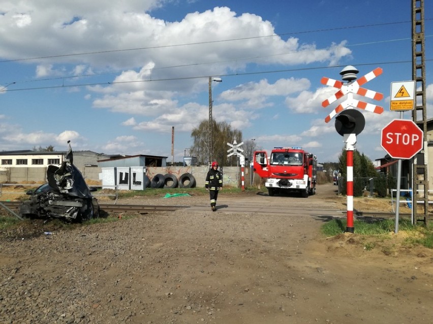 W Zaborowie samochód wjechał pod pociąg - policja zatrzymała kierowcy prawo jazdy [FOTO] 