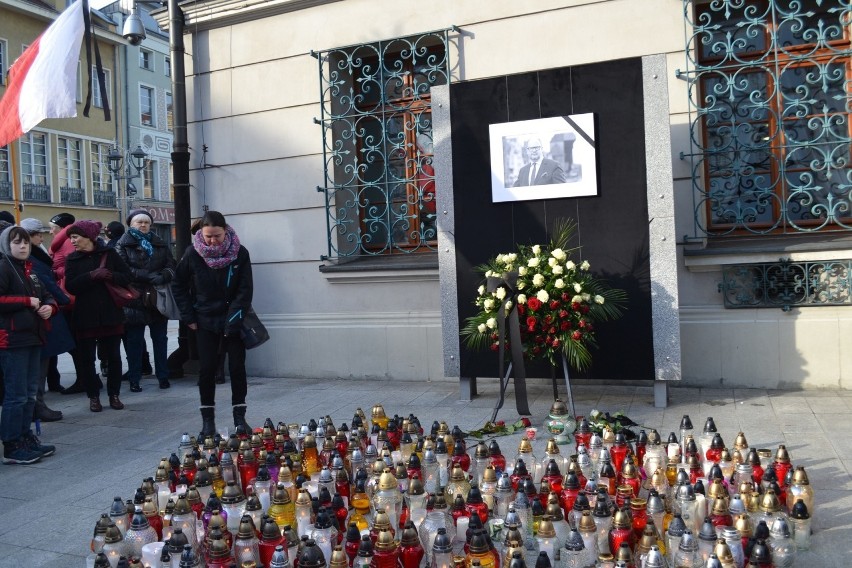 Gliwiczanie ku pamięci prezydenta Pawła Adamowicza. Znicze układają się w serce