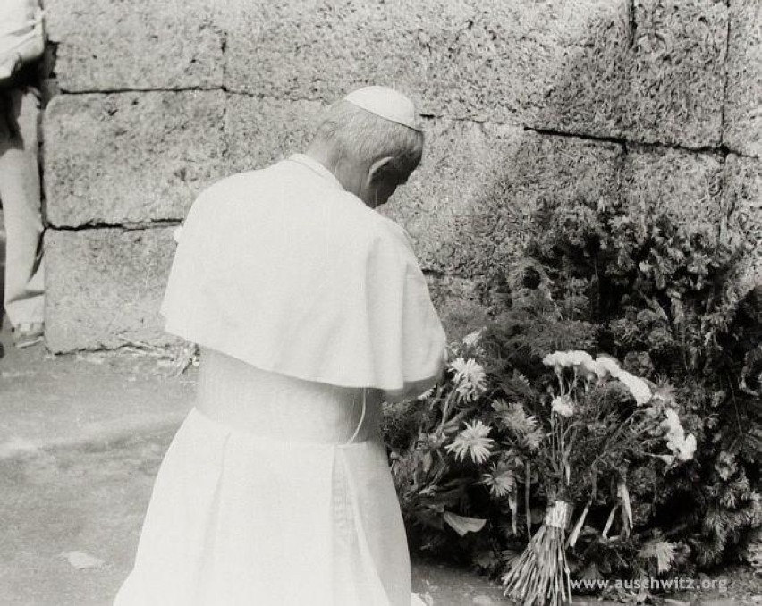 Papież długo modlił się przed Ścianą Śmierci na dziedzińcu...