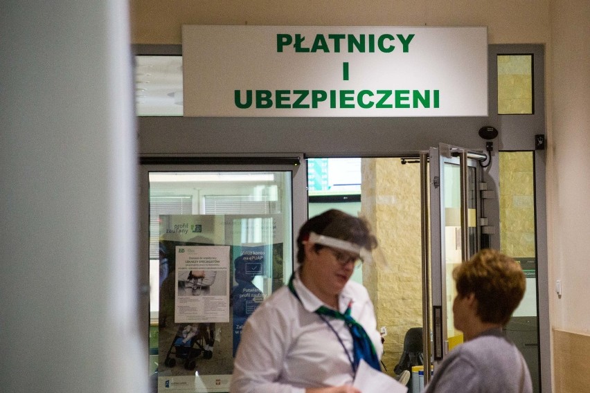 Kolejka do Zakładu Ubezpieczeń Społecznych w Krakowie przy ul. Pędzichów, czwartek 21 maja