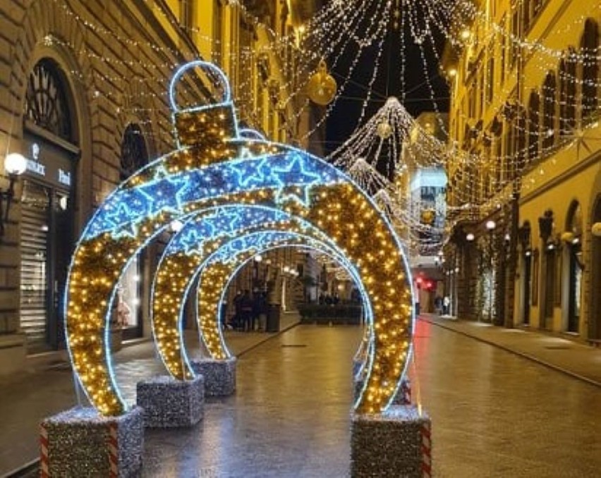 Na ulicach Florencji piękne, świąteczne  iluminacje, ale zupełny brak turystów. Święta w domu, w wąskim gronie.  Zobacz zdjęcia