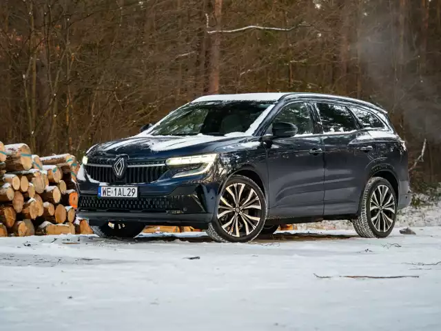 Kolejnym modelem w naszej redakcji, któremu uwazniej się przyglądamy jest Renault Espace, czyli nowa interpretacja rodzinnego auta, opcjonalnie 7-osobowego, z dość nietypowym zespołem napędowym. Czy silnik 1.2 poradził sobie z tak dużym autem i kompletem pasażerów? Jak z praktycznością wnętrza? Czy cała rodzina będzie podróżować tym autem w należytym komforcie? Sprawdziliśmy to podczas naszego testu.