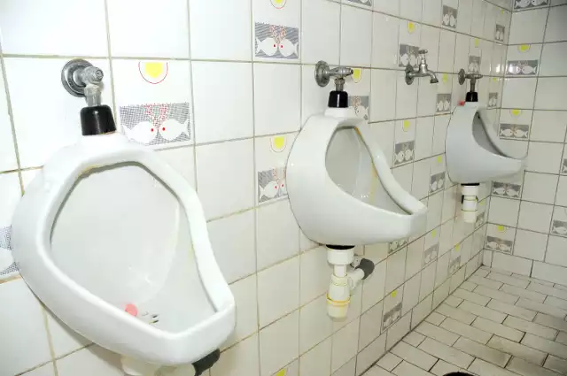 Męska toaleta na parterze szpitala aż prosi o remont