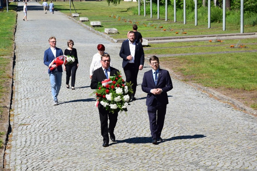 80. rocznica pierwszej deportacji do obozu Auschwitz. Władze samorządowe oraz przedstawiciele muzeum Stutthof i IPN oddali hołd więźniom