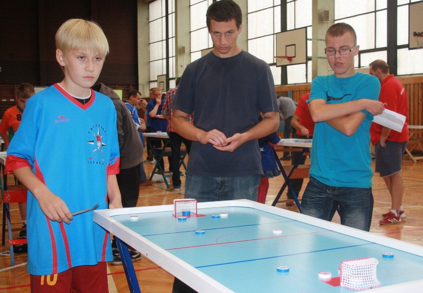 Sosnowiec: w Szkole z Armatą grali w hokeja stołowego (ZDJĘCIA)