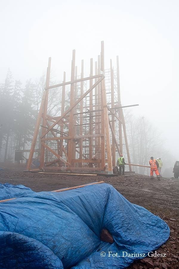 Drewnianą konstrukcję na Dzikowcu stawia firma „Tatry” z...