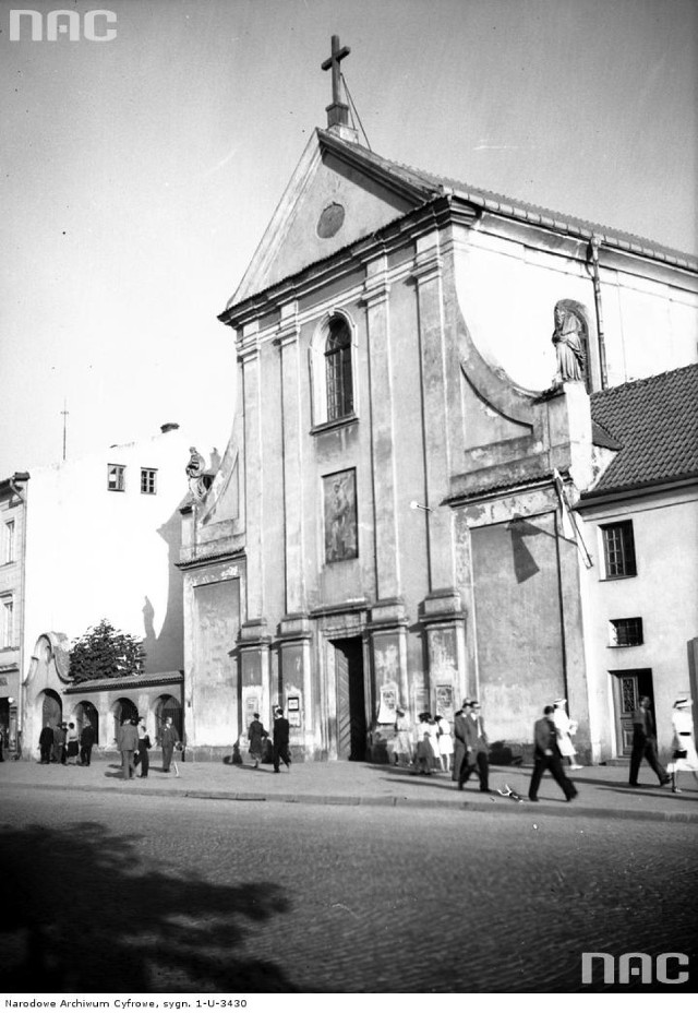Kościół Kapucynów św. Piotra i Pawła (ufundowany przed księcia Pawła Sanguszkę) Widok fasady kościoła od strony ulicy.