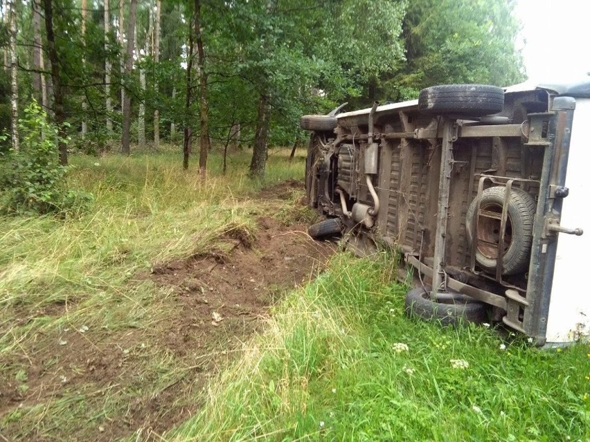 Wypadek na trasie Czarna Dąbrówka - Rokity. Dwie osoby trafiły do szpitala [ZDJĘCIA] 