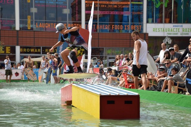 Skimboarding. W niedzielę, 27 sierpnia, na rynku Manufaktury odbędą się zawody Red Bull Skim It!