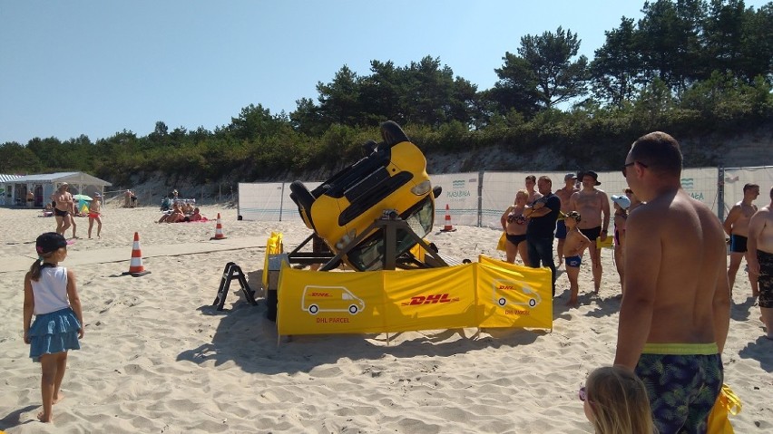 O bezpieczeństwie w wodzie, na plaży i w lesie. Policjanci i ratownicy WOPR z akcją promocyjną w Krynicy Morskiej