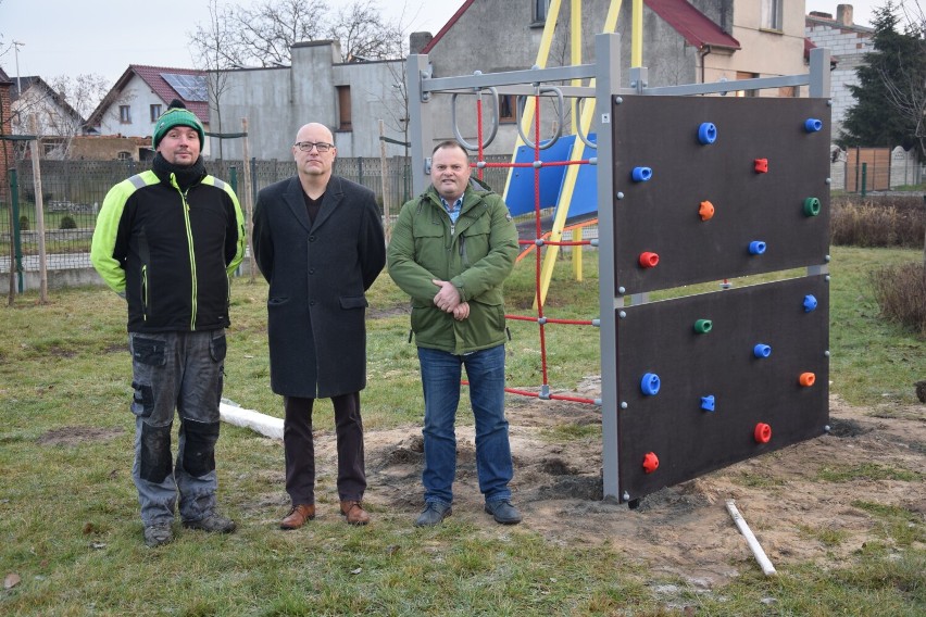 Najmłodsi z Sulmierzyc mają kolejne “wypasione” miejsce do zabaw [FOTO] 