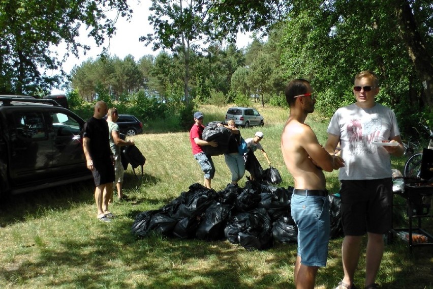 Pracownicy firmy NFM z rodzinami posprzątali okolice Jeziora Lubowidz ZDJĘCIA