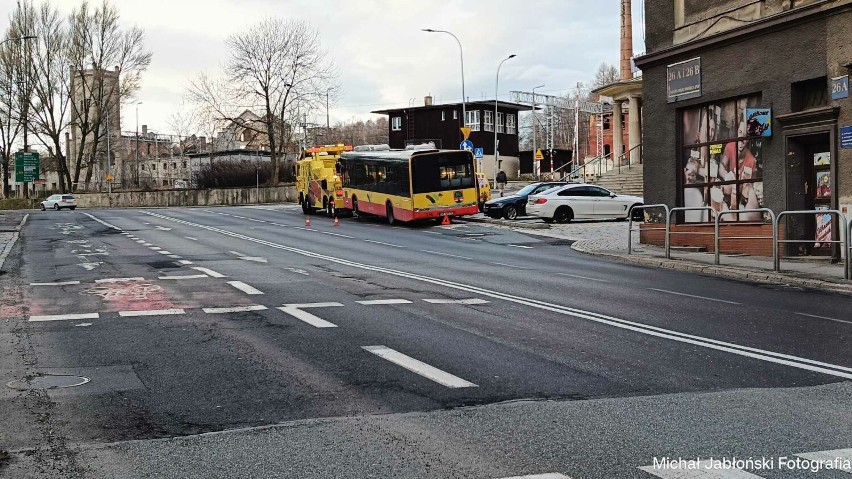 Wypadek autobusu na Starym Zdroju w Wałbrzychu. Kierowca...