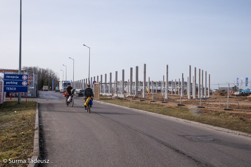 Pod Stargardem powstaje park handlowo-usługowy za 46,5 mln zł. Nowa Castorama rośnie w oczach. ZDJĘCIA