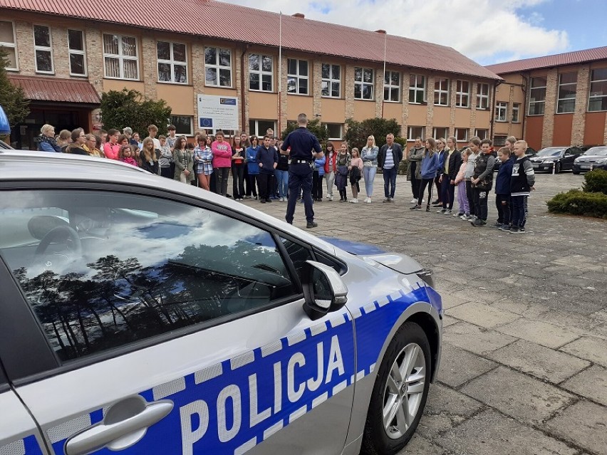 Leśnice. Policjanci w Szkole Podstawowej. Rozmawiali z uczniami o bezpieczeństwie na drogach.
