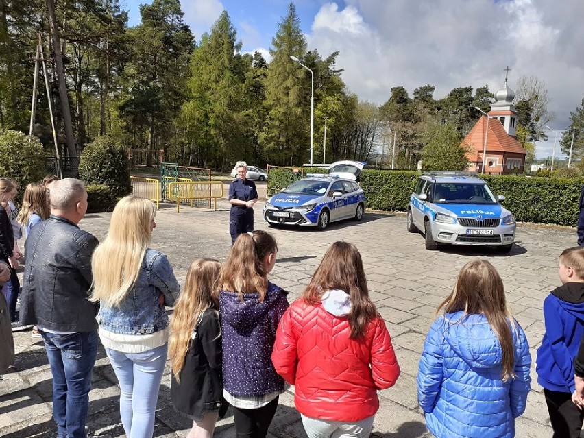 Leśnice. Policjanci w Szkole Podstawowej. Rozmawiali z uczniami o bezpieczeństwie na drogach.