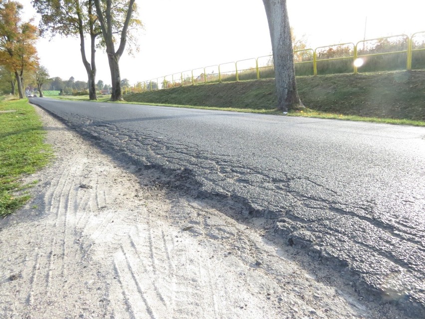 Na trasie Brodnica - Zbiczno ciężarówki wjeżdżają na pobocza. Jezdnię dodatkowo uszkadzać mają korzenie