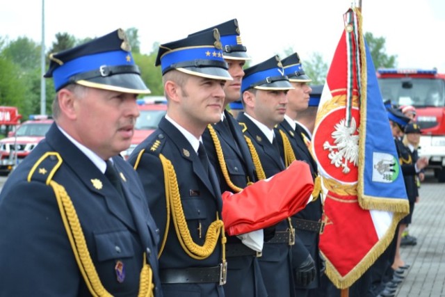 Nowy Dwór Gdański. Uroczysty Apel na placu przed Komendą Powiatową Państwowej Straży Pożarnej stanowił główny punkt obchodów Dnia Strażaka 2016. W czasie uroczystości na wyższe stopnie awansowano kilkunastu strażaków jednostki w Nowym Dworze Gdańskim.