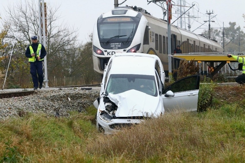 Wypadek pociągu Kolei Dolnośląskich z autem osobowym we...