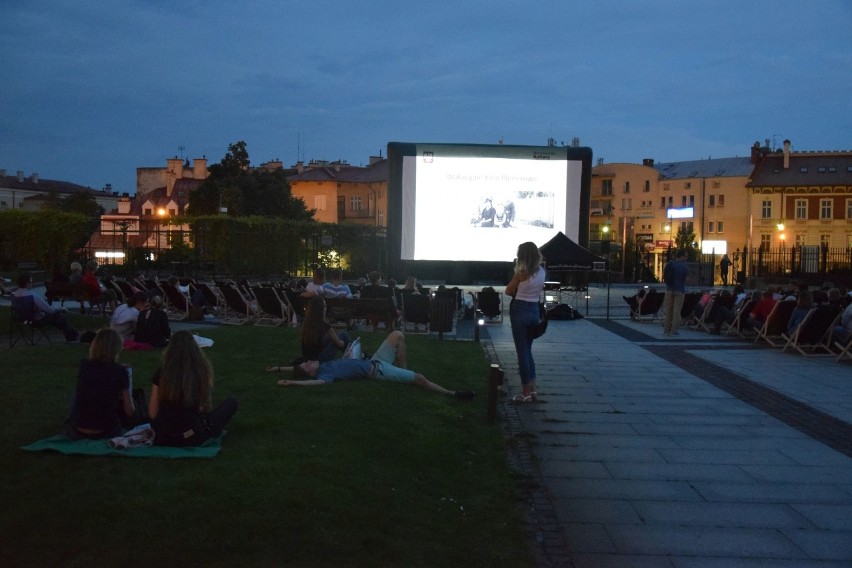 "Trzy kolory. Biały" Kino Plenerowe w Rzeszowie z małą wpadką [ZDJĘCIA]