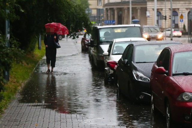 09.07.2021 wroclaw
ulewne deszcze spowodowaly podtopienia
n/z
burza deszcz ulewa podtopienia zalanie nawalnica
gazeta wroclawska zalany chodnik pieszy parasol
pawel relikowski / polska press