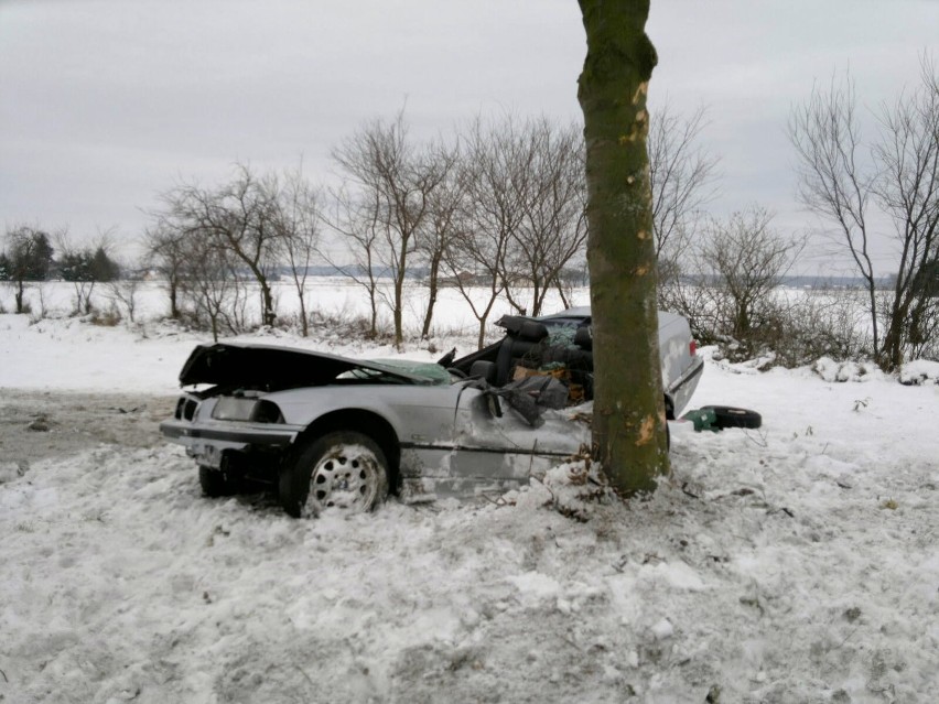 Wypadek w Zawadzie: BMW uderzyło w drzewo. Nie żyje kierowca