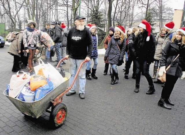 Uczniowie Gimnazjum nr 51 uczestniczą w różnych akcjach, wspierają np. schronisko