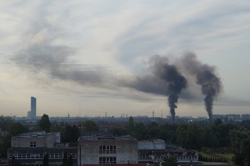 Dwa słupy dymu nad Wrocławiem. Co się pali? [ZDJĘCIA]