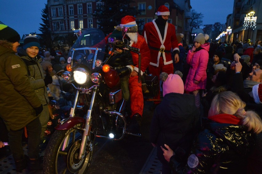 Mnóstwo Mikołajów w Człuchowie. Największą furorę zrobił ten na motocyklu. Każdy chciał z nim zdjęcie| ZDJĘCIA+WIDEO