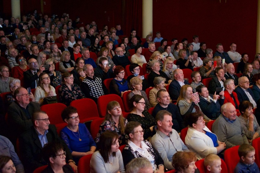 Teatralny Dzień Babci i Dziadka zorganizowany przez dzieci...