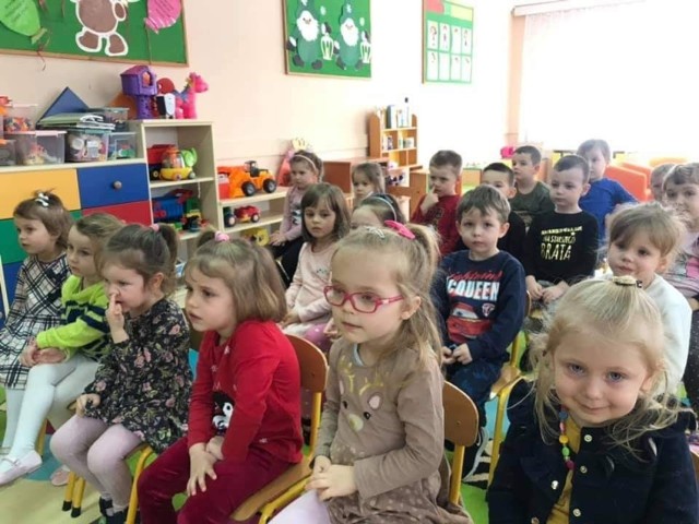 Międzynarodowy Dzień Języka Ojczystego w Przedszkolu numer 1 w Jędrzejowie. Grupa Misie zdobyła wiedzę o naszym języku.